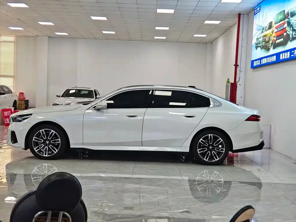 BMW 5 Series 2024 из CN, фото 3