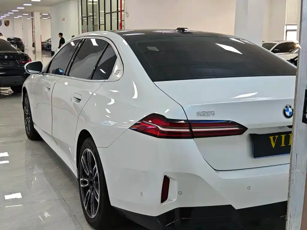 BMW 5 Series 2024 из CN, фото 4