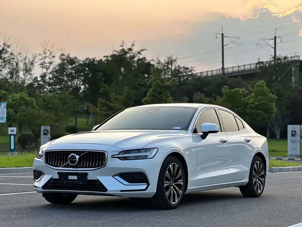 Volvo S60 — фото 1