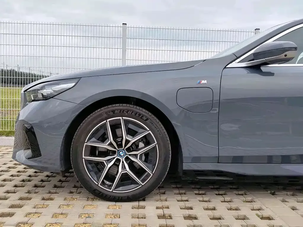 BMW i5 — фото 2