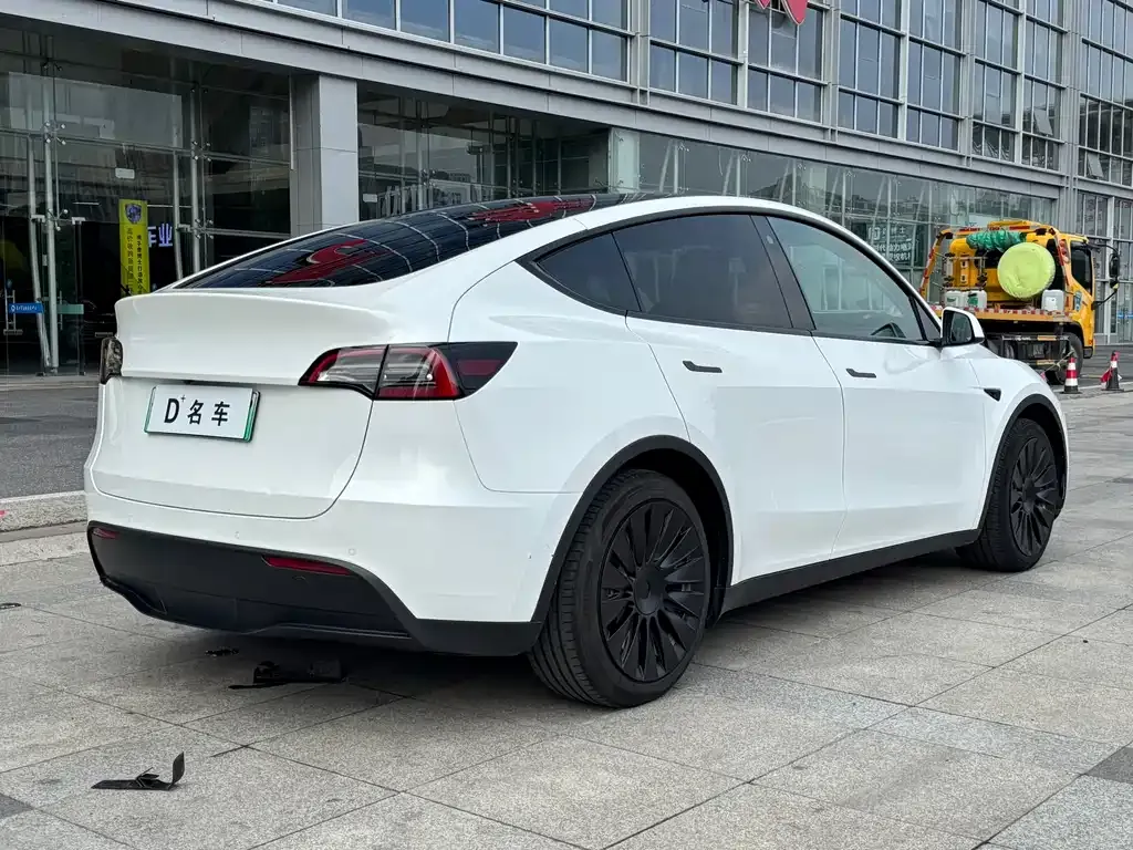 Tesla Model Y — фото 8