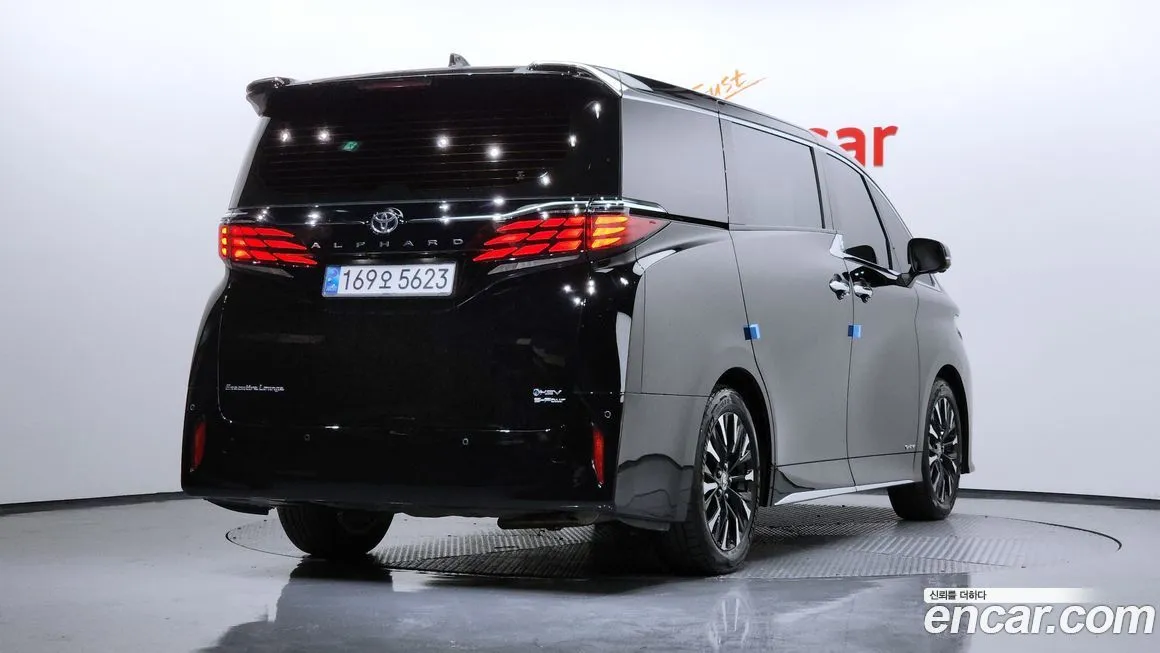 Toyota Alphard — фото 2
