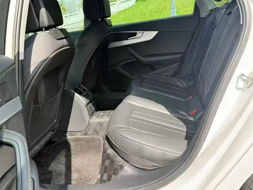 Audi A4L 2022 из CN, фото 6