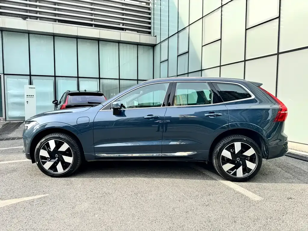 Volvo XC60 PHEV — фото 3