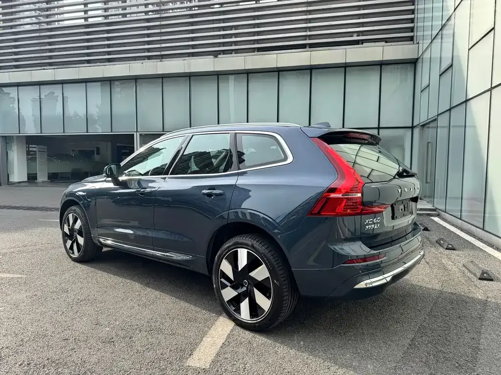 Volvo XC60 PHEV — фото 4