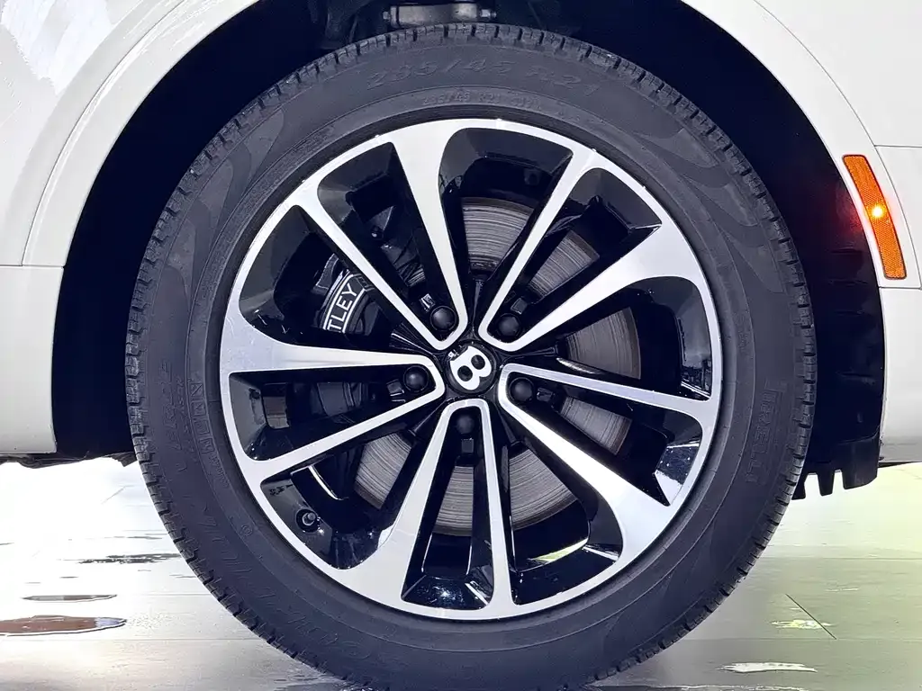 Bentley Bentayga 2024 из CN, фото 9
