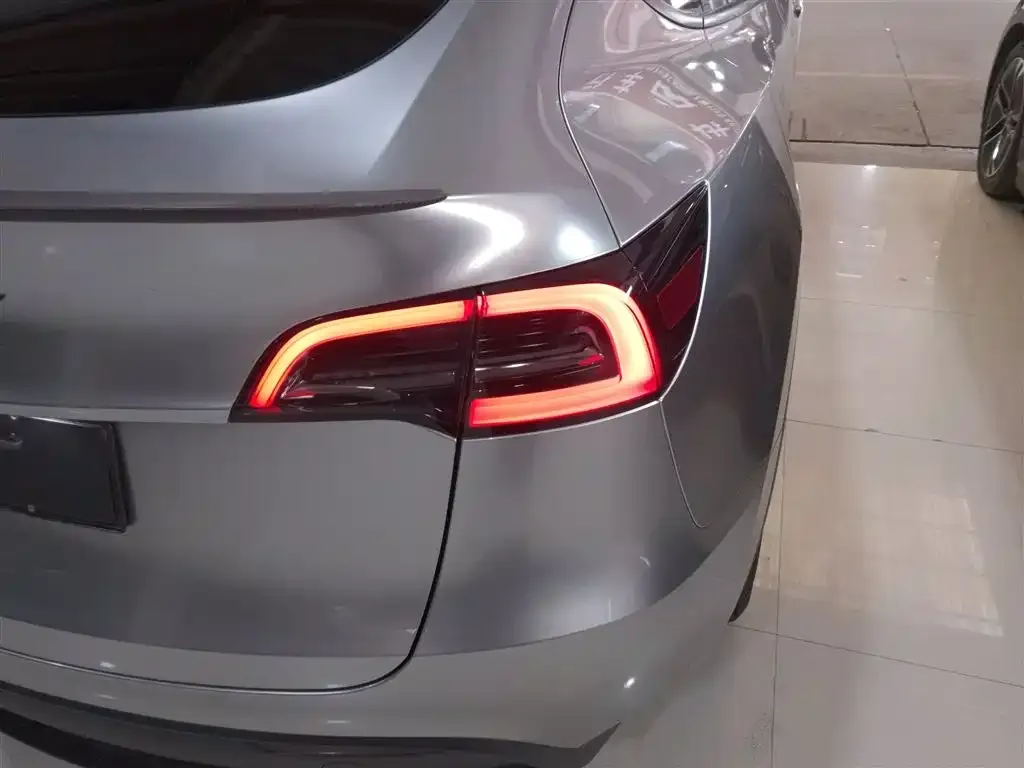 Tesla Model Y — фото 8