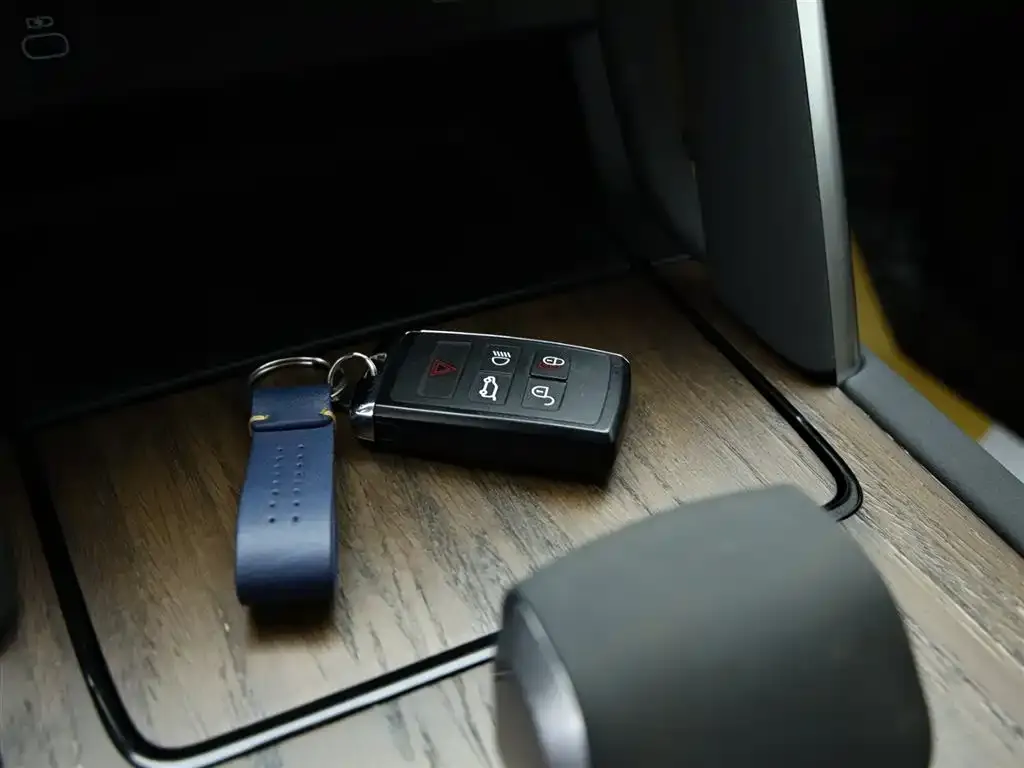 Land Rover Discovery Sport Hybrid — фото 10