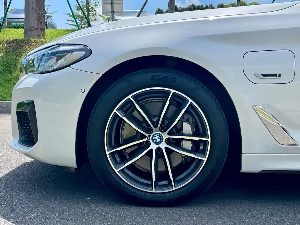 BMW 5 Series New Energy — фото 8