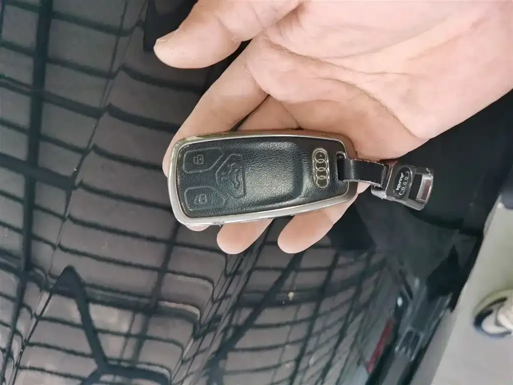Audi A4L 2021 из CN, фото 9