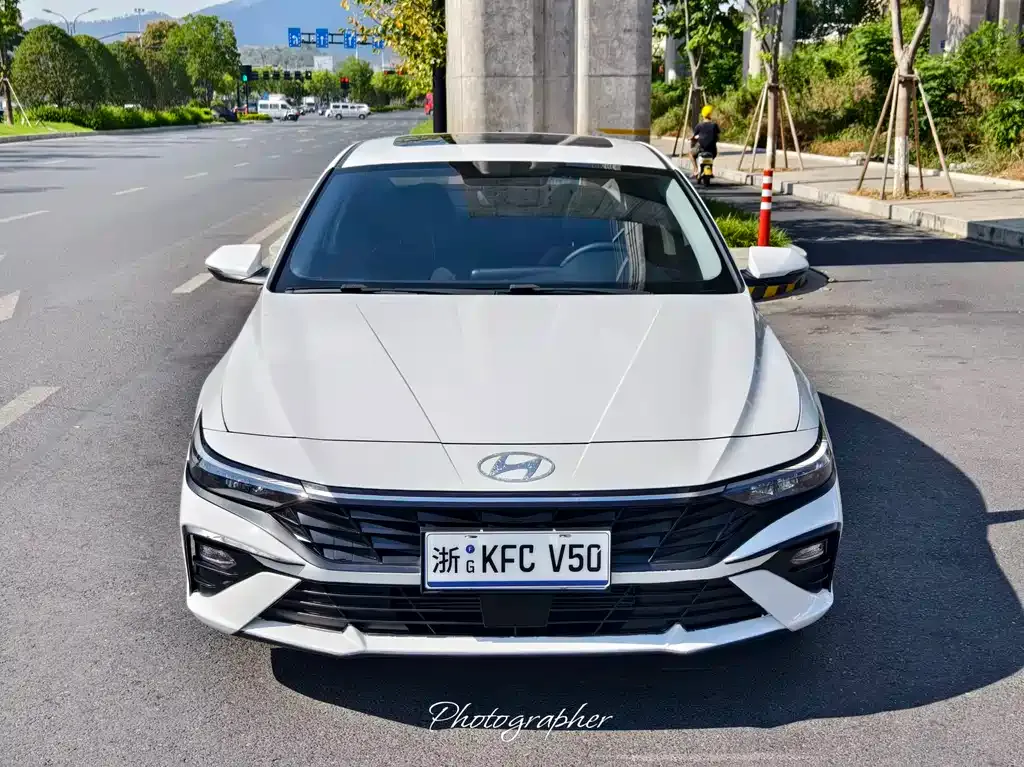 Hyundai Elantra 2023 из CN, фото 2