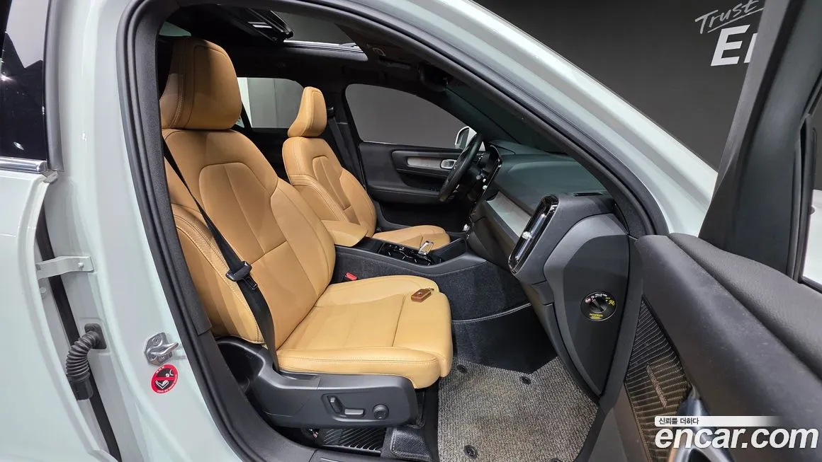 Volvo XC40 — фото 10