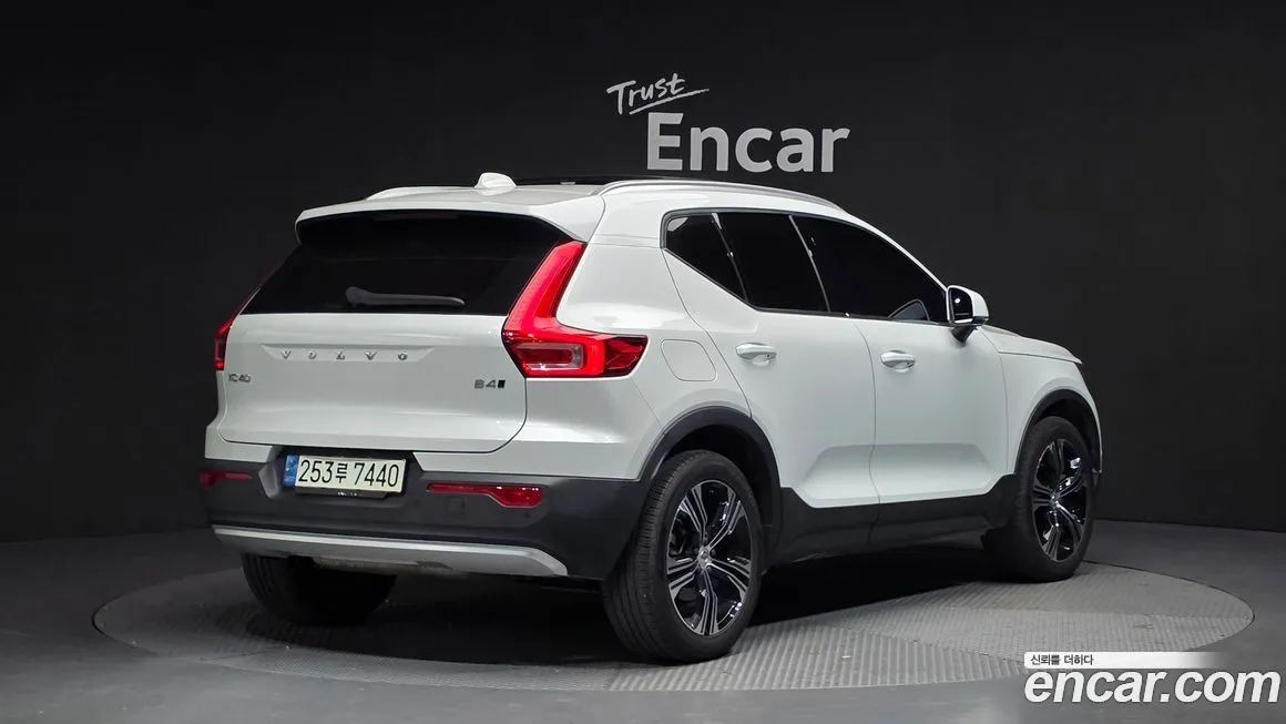 Volvo XC40 — фото 2