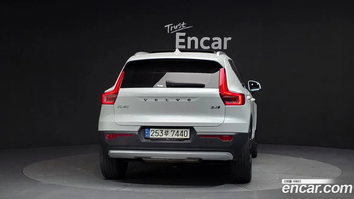 Volvo XC40 — фото 4