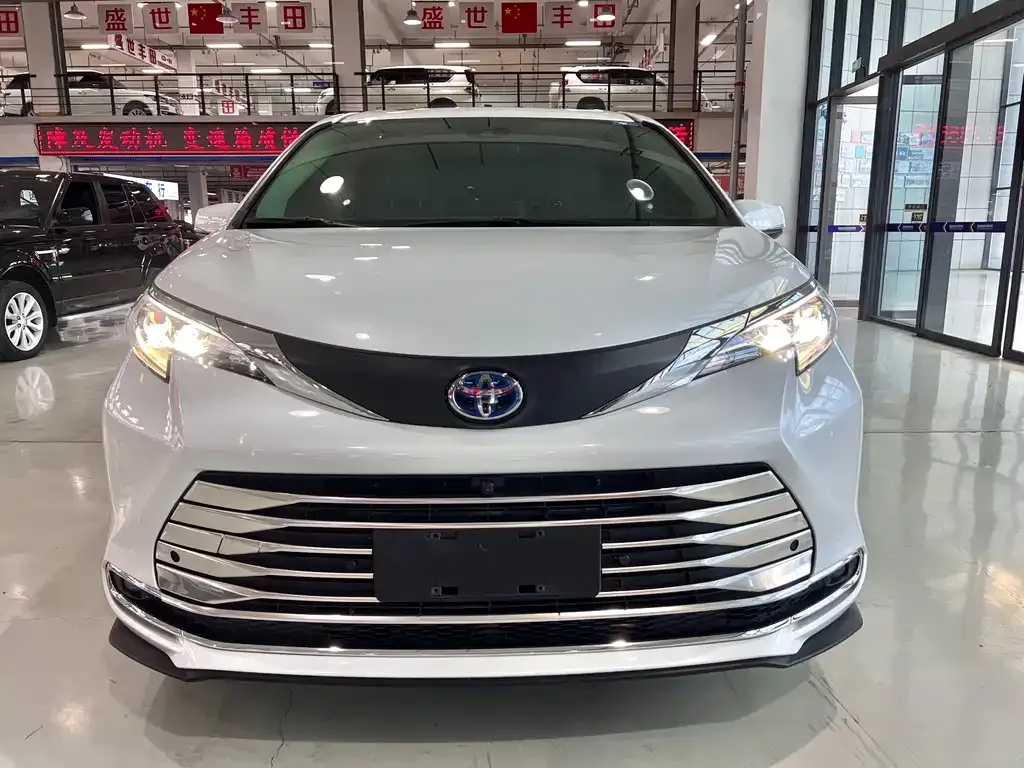 Toyota Sienna 2024 из CN, фото 2