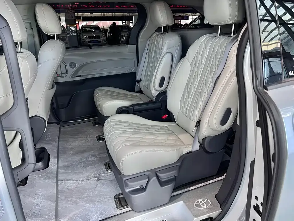 Toyota Sienna 2024 из CN, фото 6