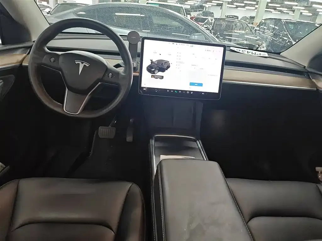 Tesla Model Y — фото 10