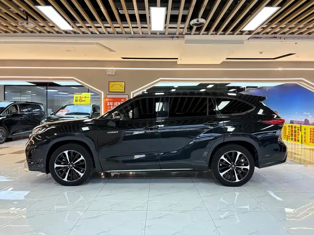 Toyota Crown Kluger 2023 из CN, фото 2