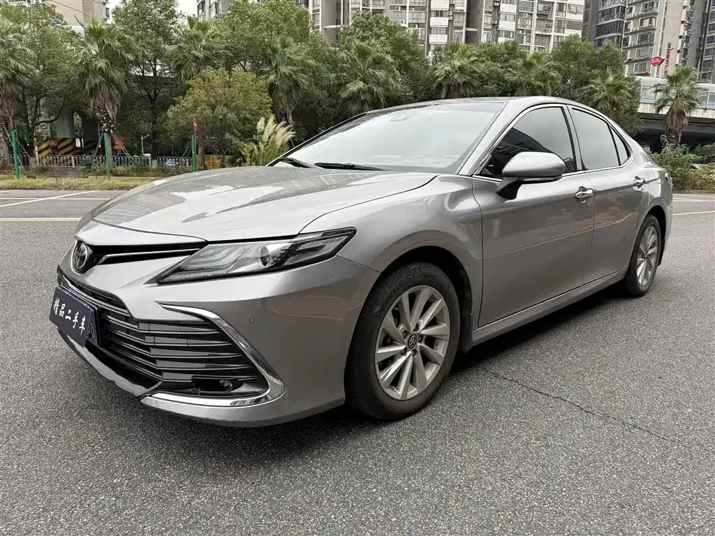 Toyota Camry — фото 1