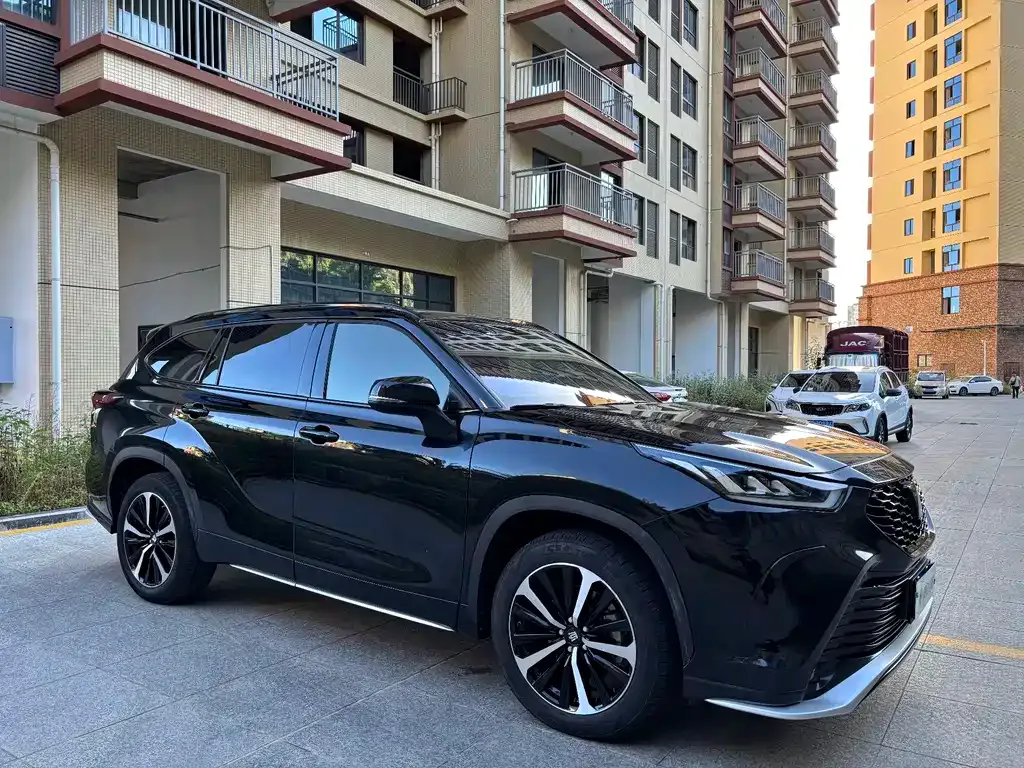 Toyota Crown Kluger 2023 из CN, фото 3