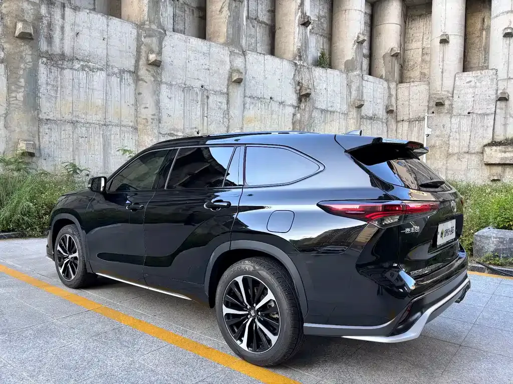 Toyota Crown Kluger 2023 из CN, фото 4