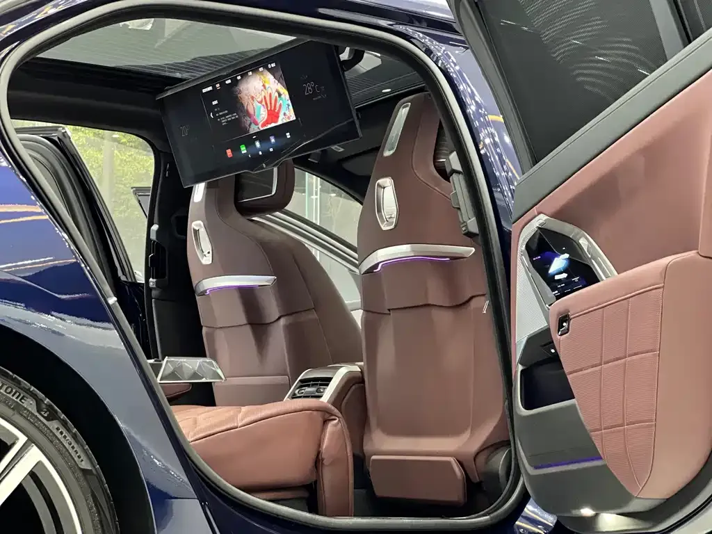 BMW 7 Series 2023 из CN, фото 7