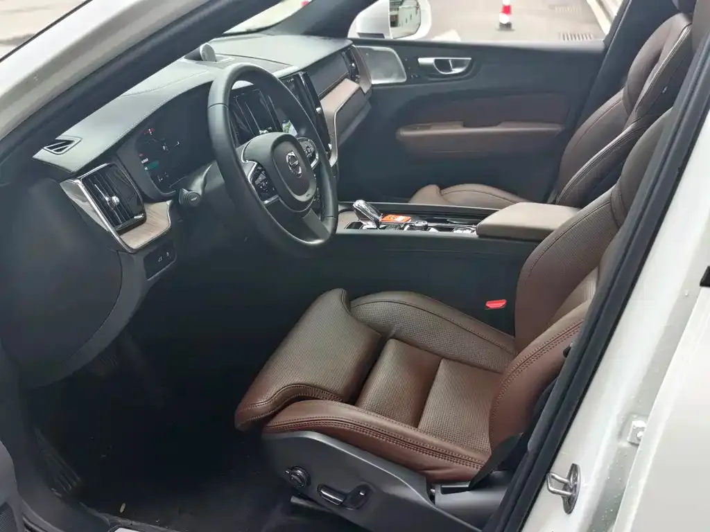 Volvo XC60 PHEV 2023 из CN, фото 9