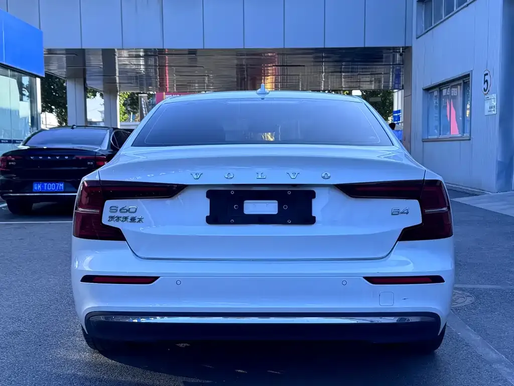 Volvo S60 2024 из CN, фото 4