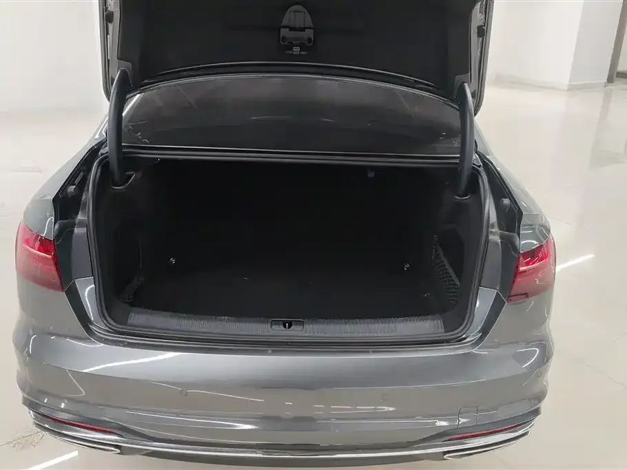Audi A4L 2021 из CN, фото 4