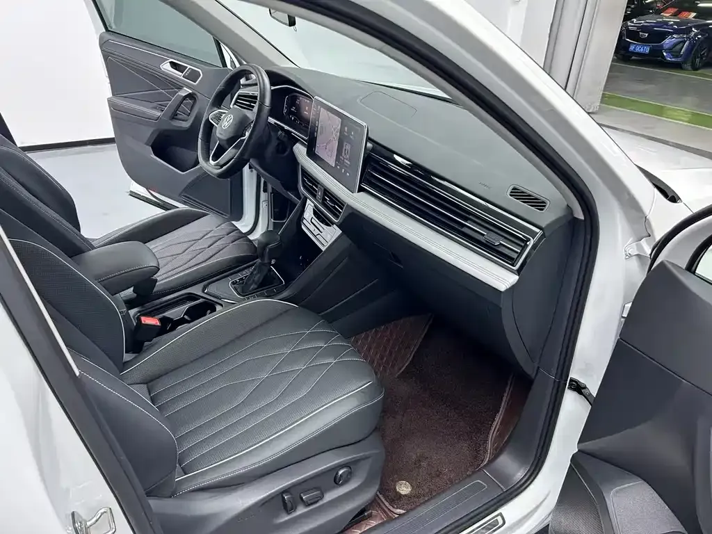 Volkswagen Tiguan L — фото 3