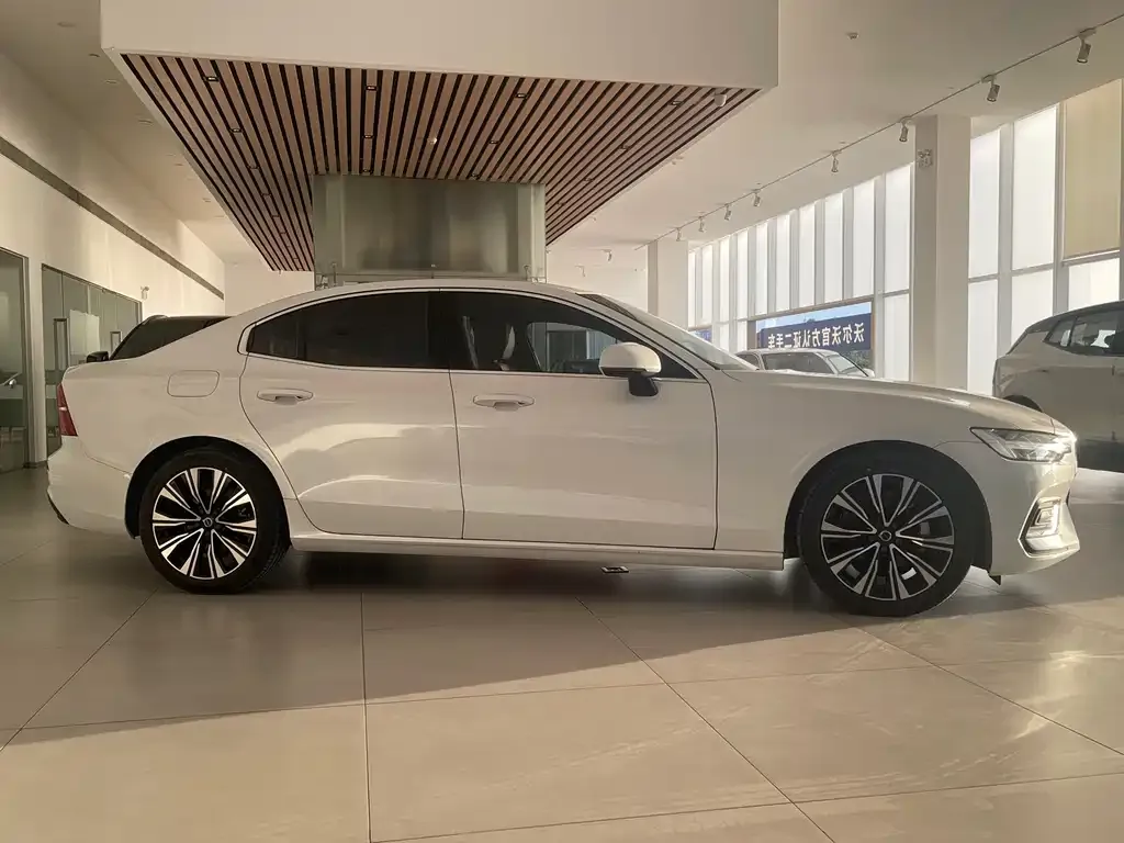 Volvo S60 2024 из CN, фото 4