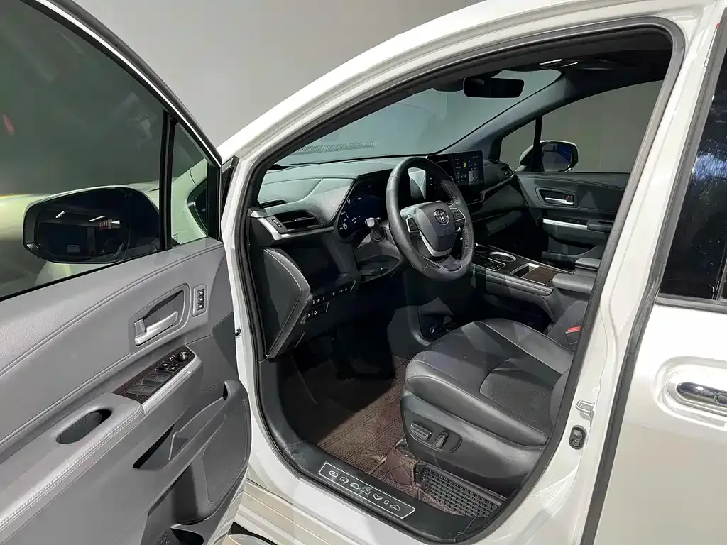 Toyota Granvia 2024 из CN, фото 7