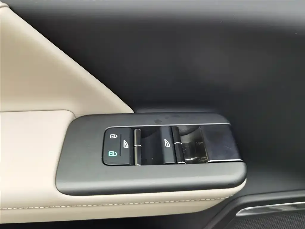 Volvo XC70 Plug-in Hybrid 2025 из CN, фото 9