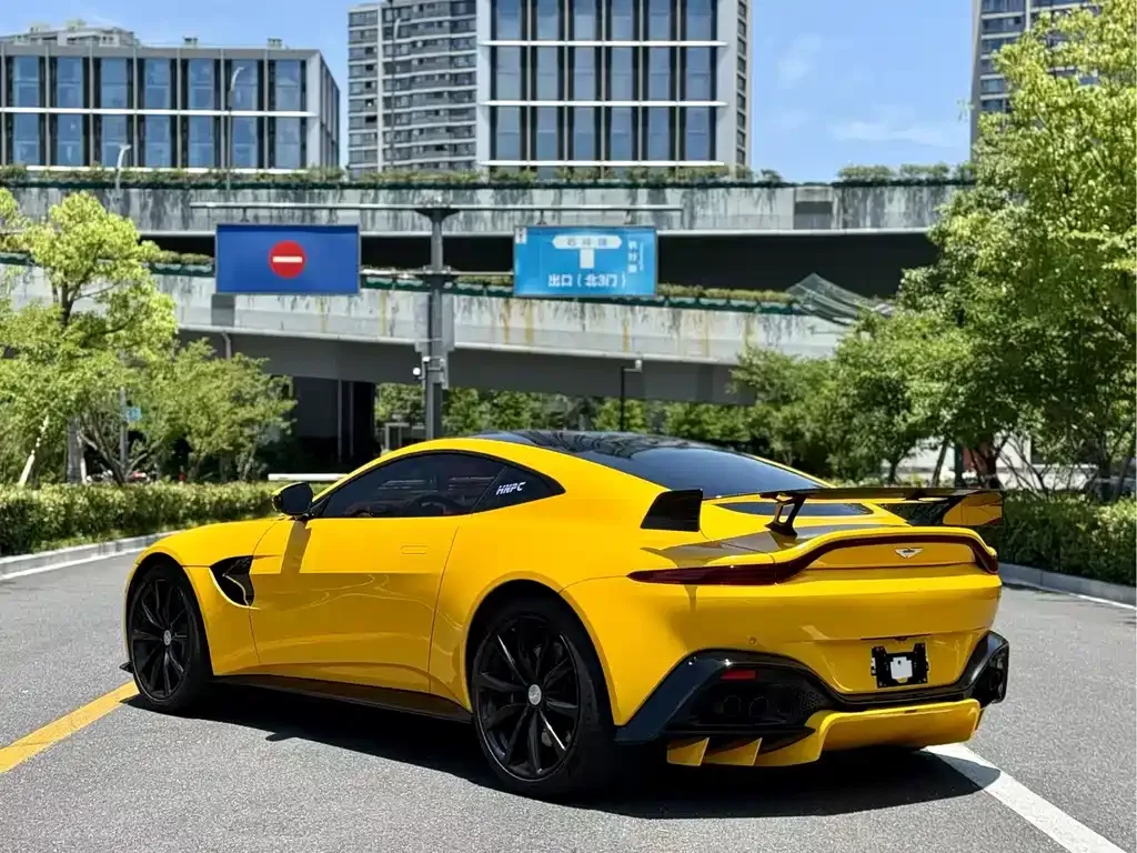 Aston Martin V8 Vantage 2021 из CN, фото 7