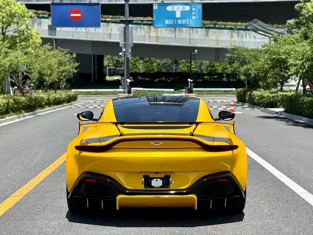 Aston Martin V8 Vantage 2021 из CN, фото 8