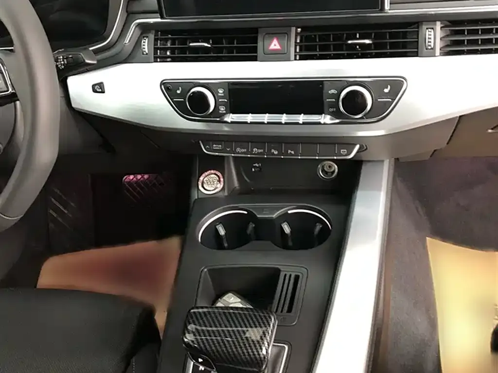 Audi A4L 2023 из CN, фото 10
