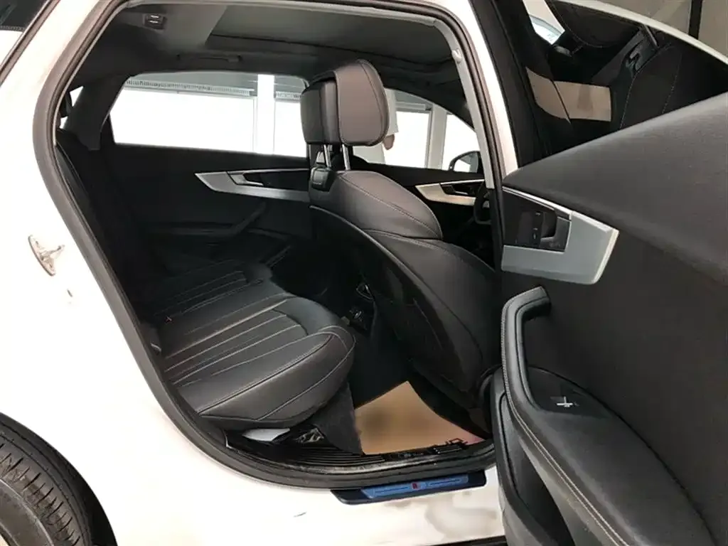 Audi A4L 2023 из CN, фото 2