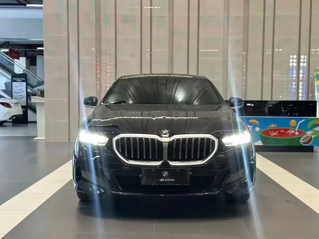 BMW 5 Series 2025 из CN, фото 2