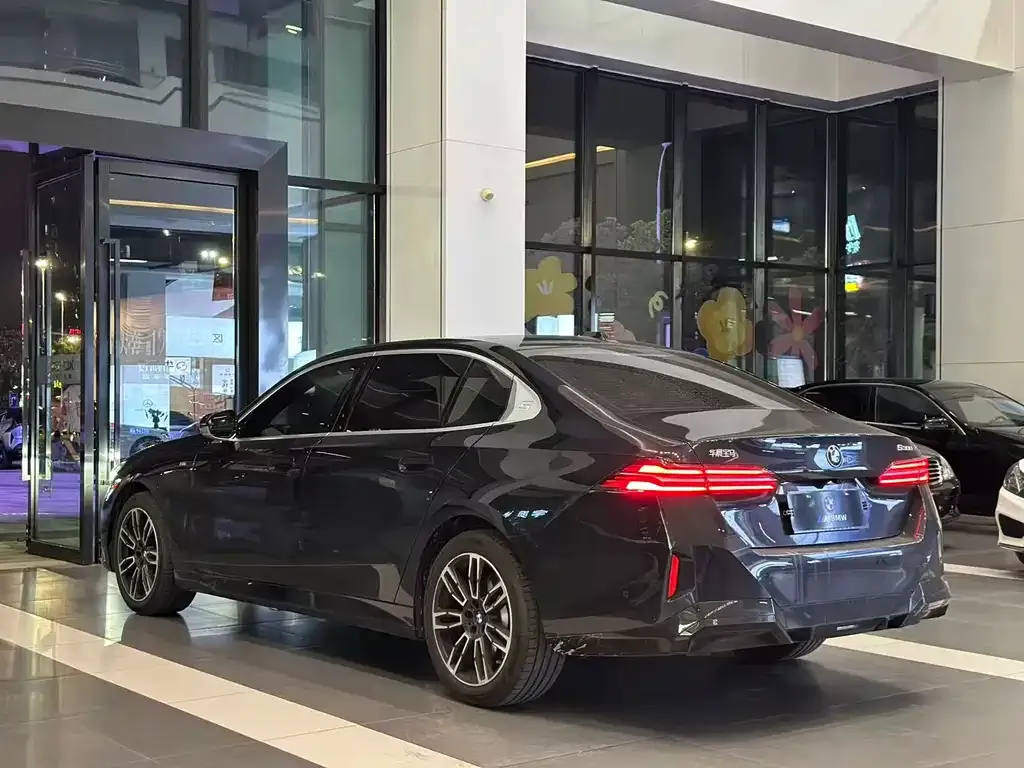 BMW 5 Series 2025 из CN, фото 4
