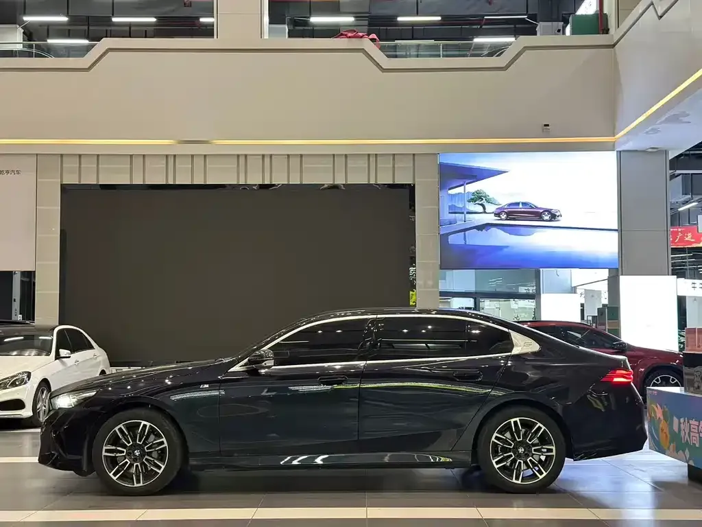 BMW 5 Series 2025 из CN, фото 6