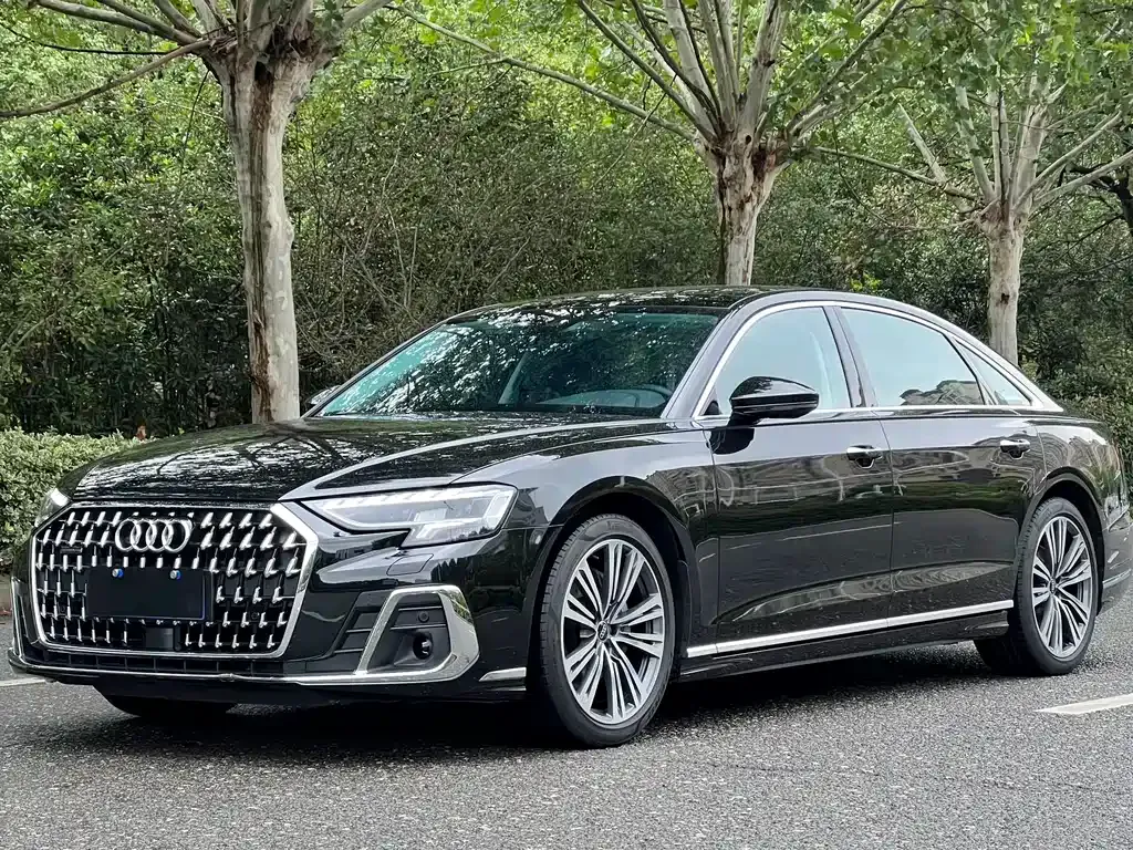 Audi A8 — фото 1