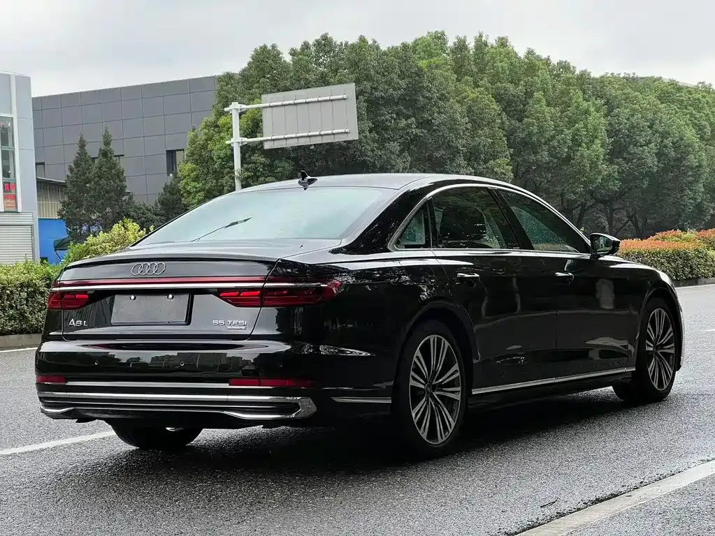 Audi A8 — фото 6