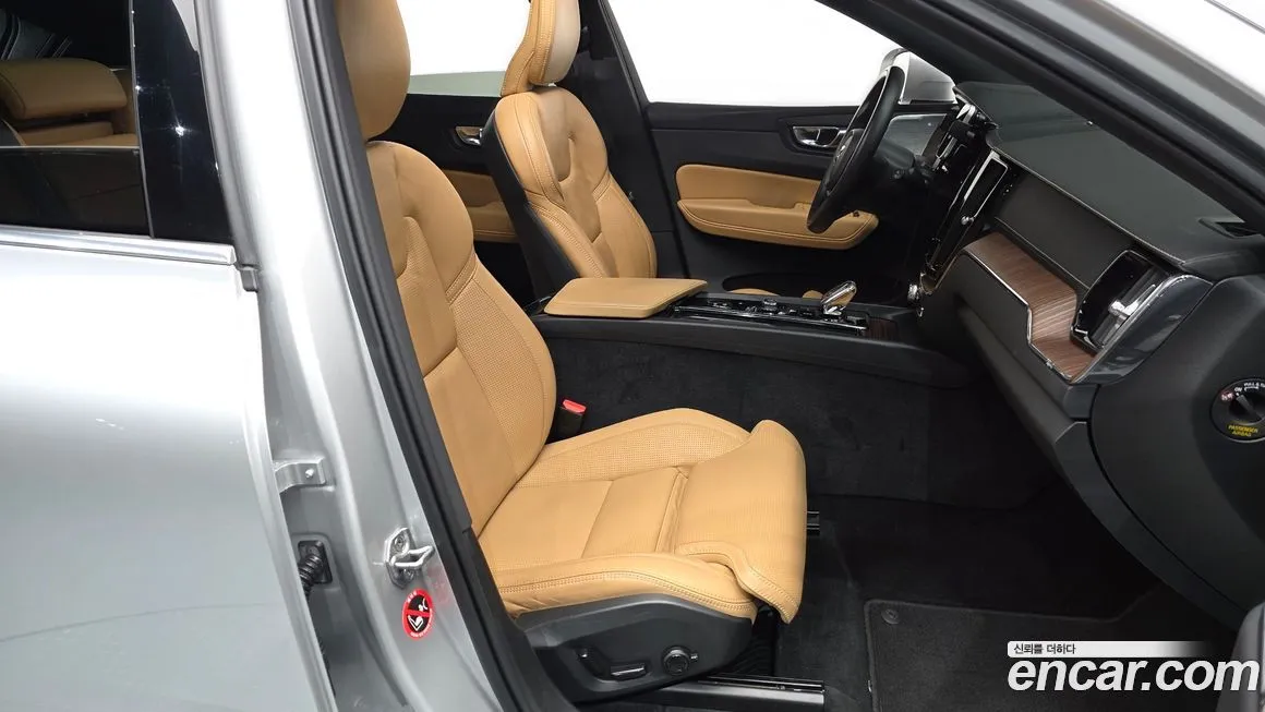 Volvo XC60 — фото 10