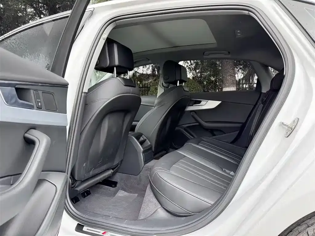 Audi A4L 2023 из CN, фото 9