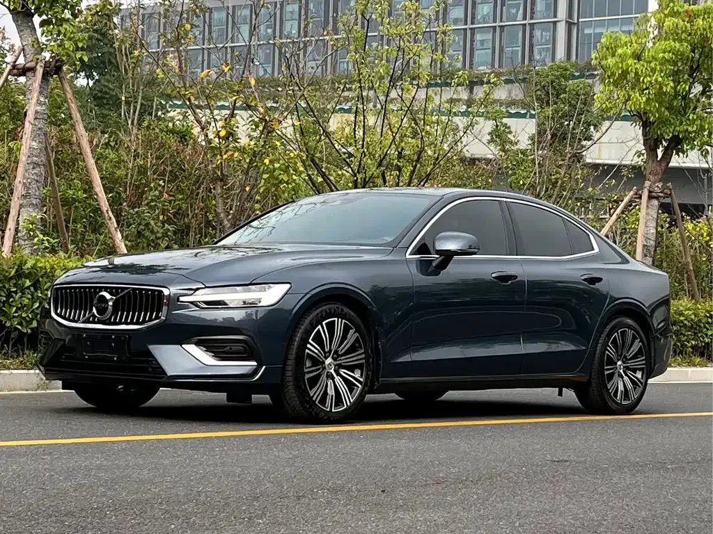 Volvo S60 — фото 1