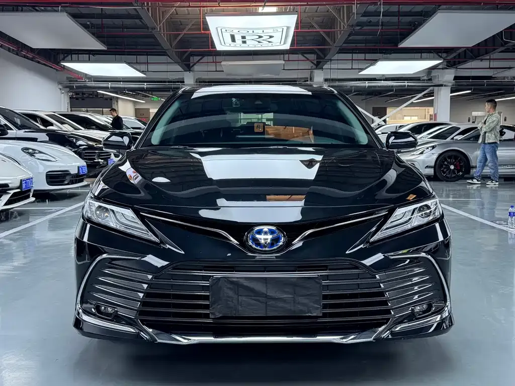Toyota Camry — фото 2