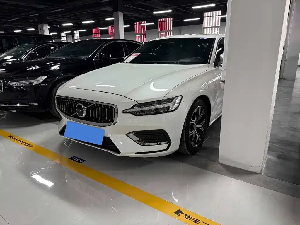 Volvo S60 2024 из CN, фото 1