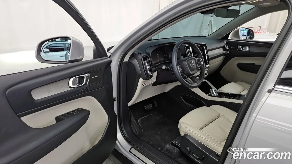 Volvo XC40 — фото 10