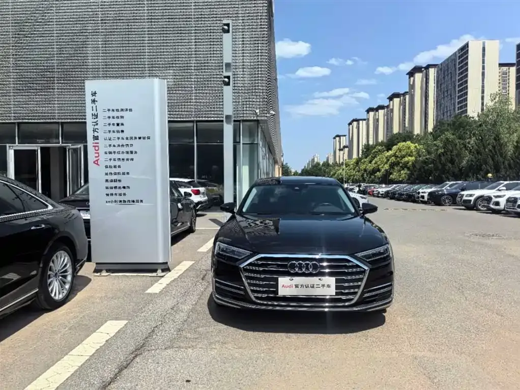 Audi A8 — фото 1