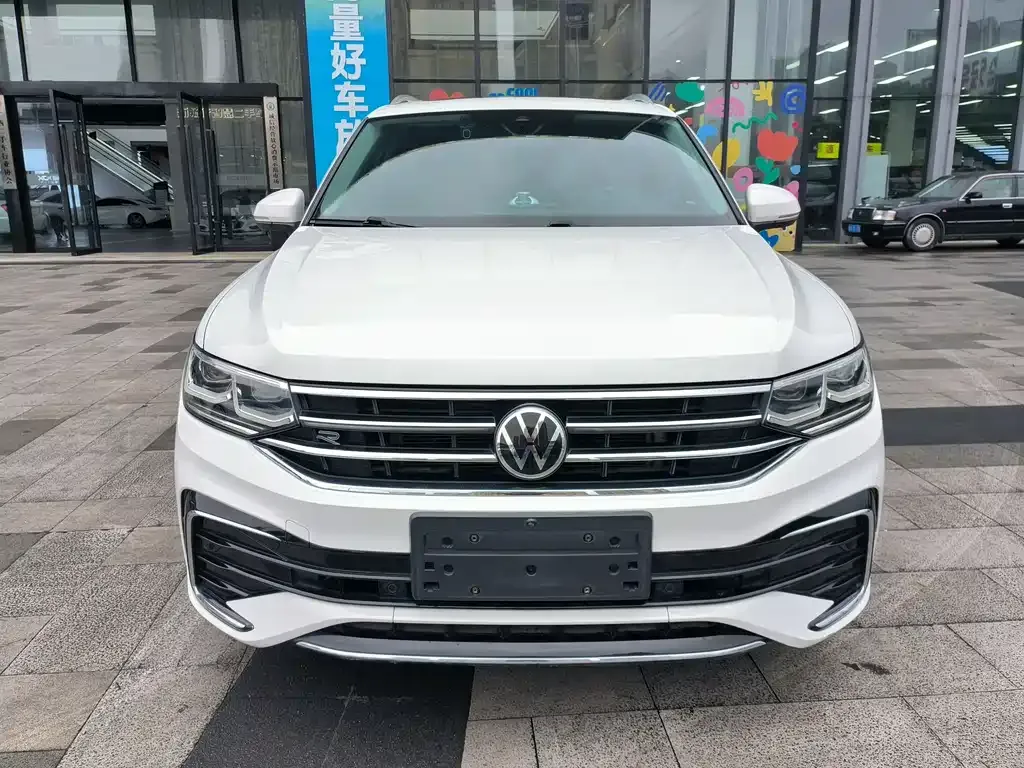 Volkswagen Tiguan L — фото 1